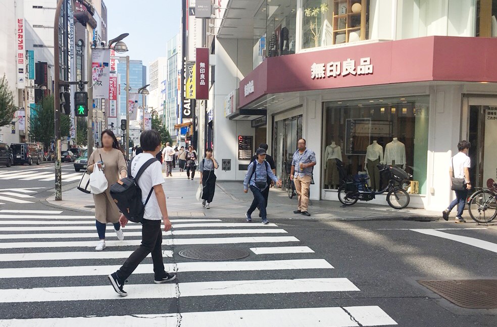 「無印良品新宿」がある方面に向かって直進してください。