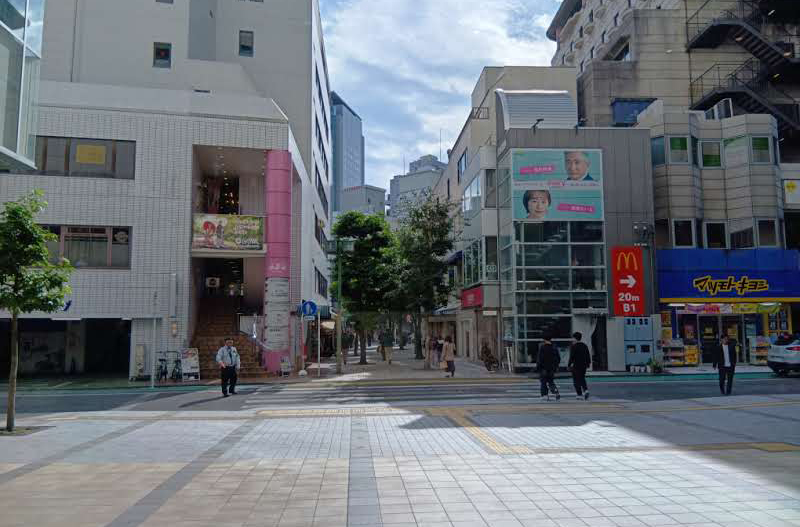 けやき通り口を出て、けやき通りへ直進してください。