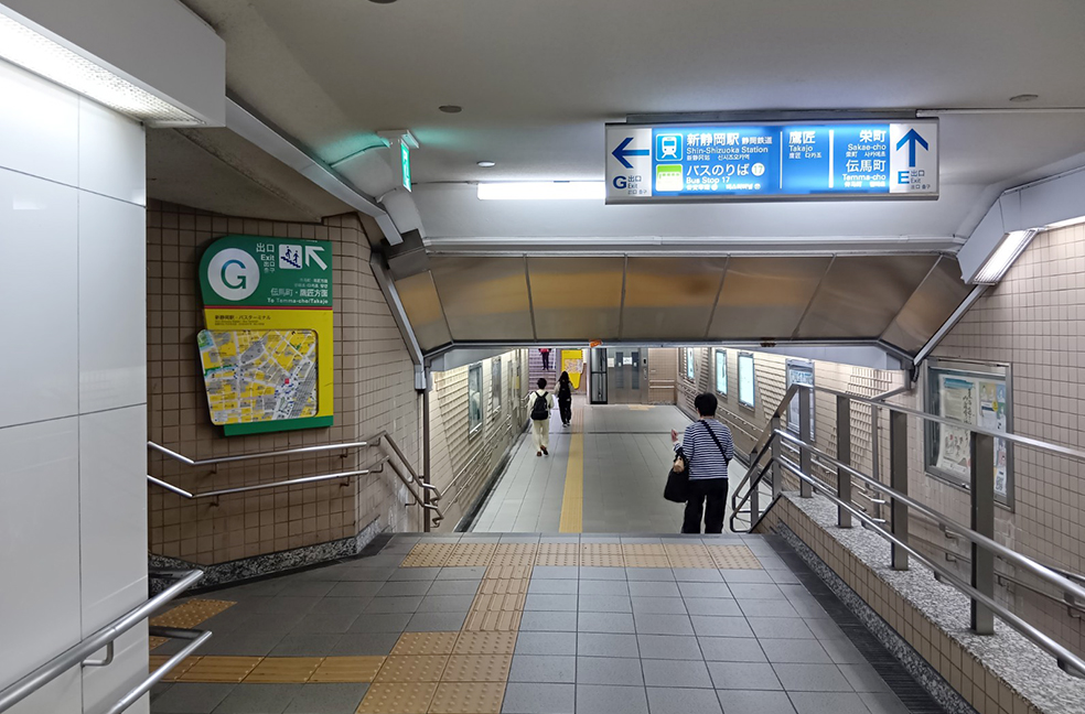 出口Gの階段へお進みください。