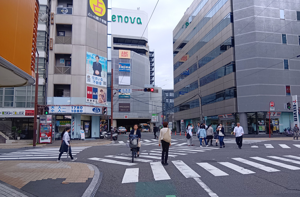 スクランブル交差点を左折してください。