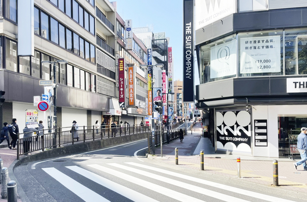 地上にお進みいただき、「ABC-MARTGRANDSTAGE横浜西口店」の方面に向かって真っ直ぐお進みください。
