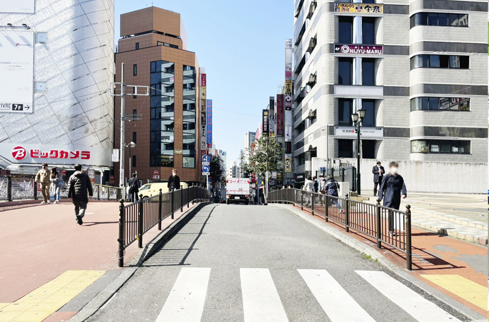 「南幸橋」を渡っていただき、「ドン・キホーテ横浜西口店」の方面に向かってお進みください。