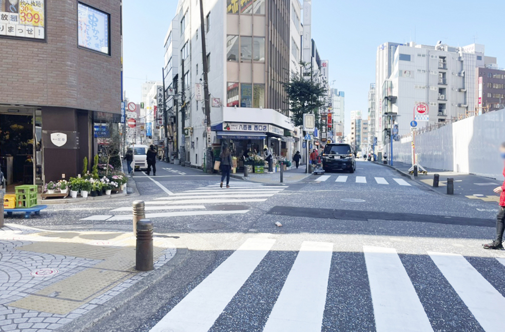 しばらくお進みいただくと、交差点がございます。その交差点を「ラウンドワン横浜駅西口店」方面に向かって斜め左にお進みください。