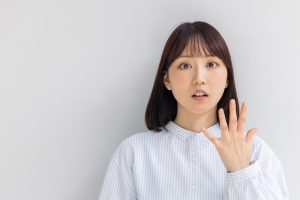 鼻の下のひげに悩む女性