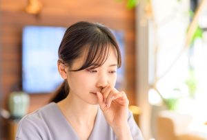 女性の鼻の下のひげ