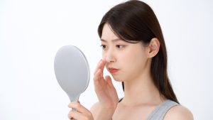 鼻の下のひげや青みが気になる女性